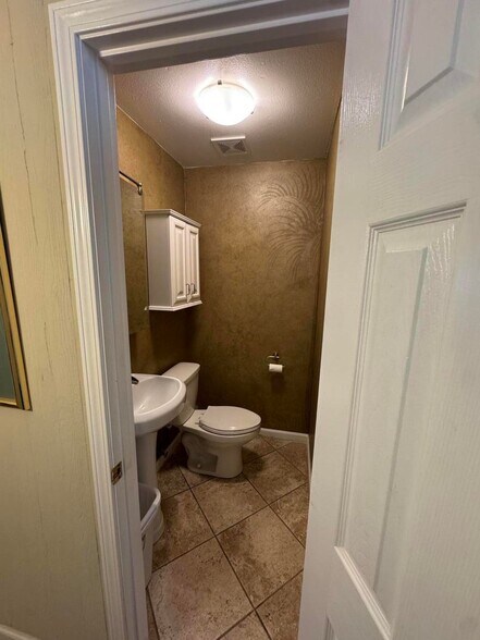 More Photos Of 725 Harbor Blvd E, Destin Medical For Sale