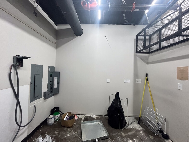 More Photos Of 5316 Washington Ave, Houston Bar For Lease