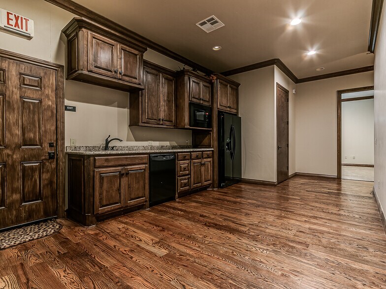 More Photos Of 2929 NW 156th St, Oklahoma City Office For Lease