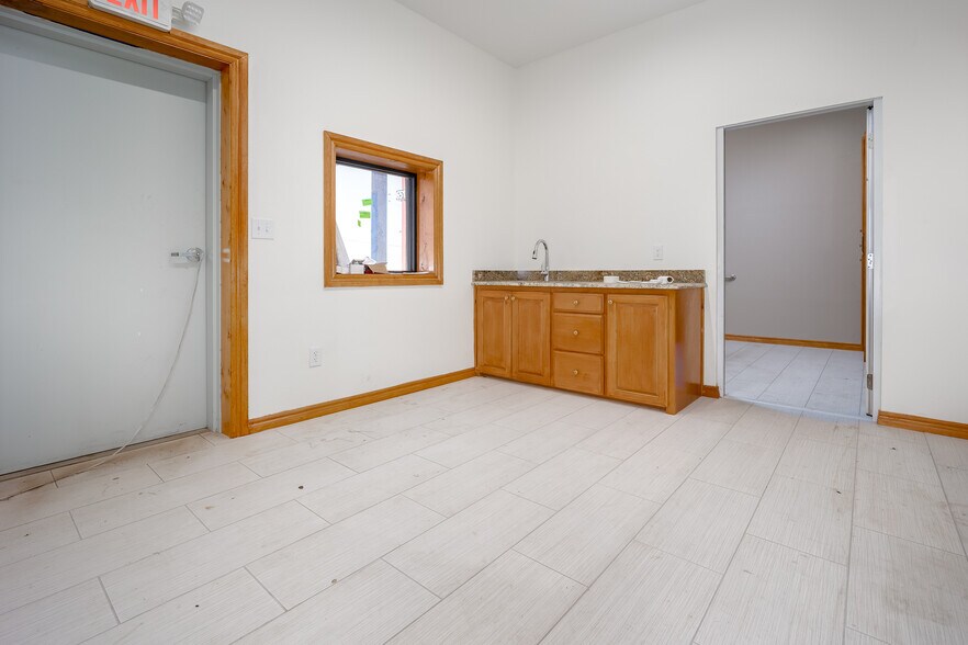 More Photos Of 6600 S I 35 Service Rd, Oklahoma City Flex For Lease