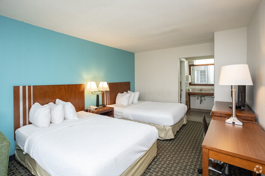 More Photos Of 5425 Clarkins Dr, Austintown Hotel For Sale