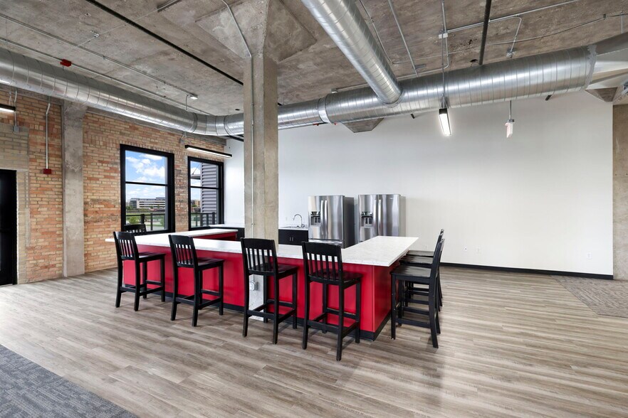 More Photos Of 540 N Broadway, Green Bay Office For Lease
