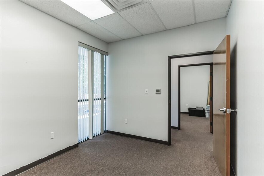 More Photos Of 425 Round Rock West Dr, Round Rock Light Distribution For Lease