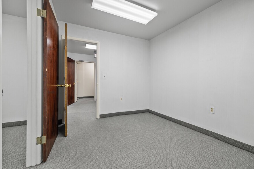 More Photos Of 5875-5881 Allentown Rd, Suitland Office For Sale