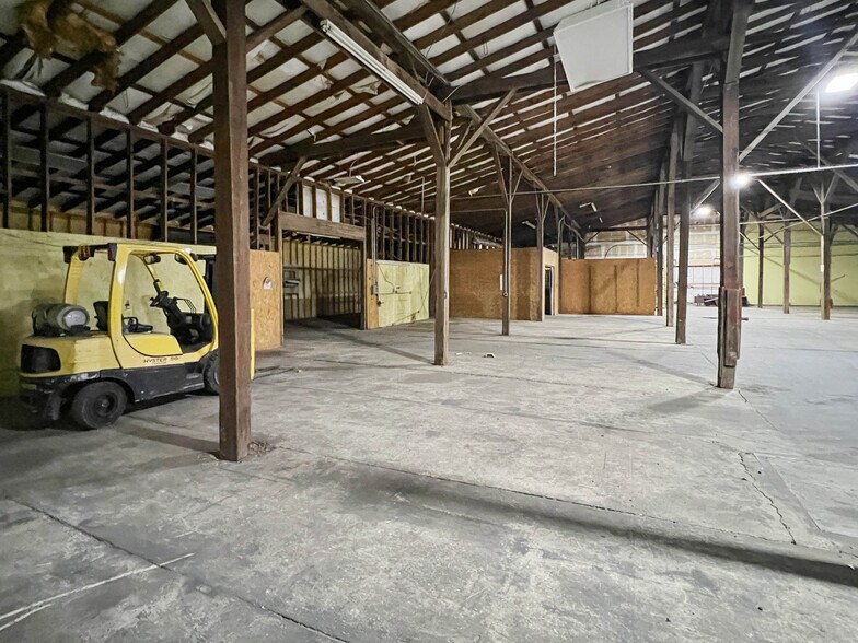 More Photos Of 2721 10th St, Northport Warehouse For Lease