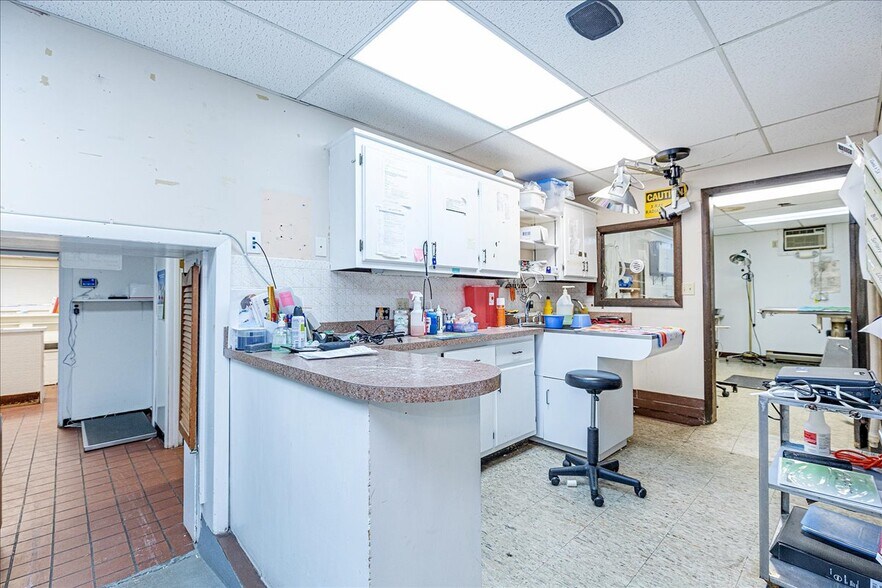More Photos Of 21 Jackson St, Methuen Veterinarian Kennel For Sale