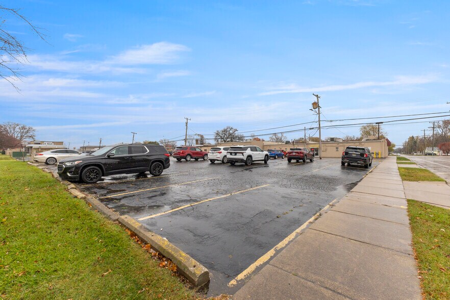 More Photos Of 30948-30960 Ford Rd, Garden City Storefront For Lease