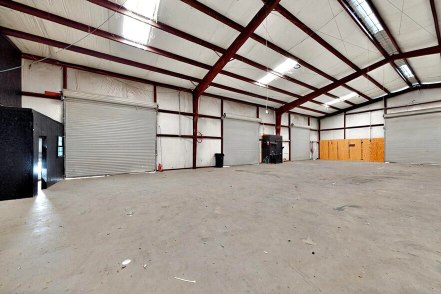 More Photos Of 11544 Cockleburr Rd, Roanoke Warehouse For Lease