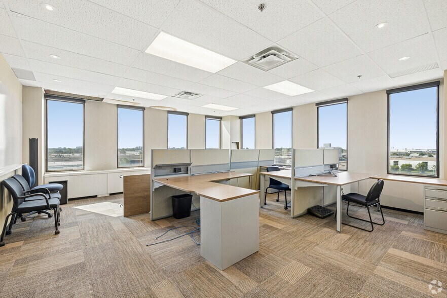More Photos Of 100 Boul Alexis-Nihon, Montréal Office For Lease