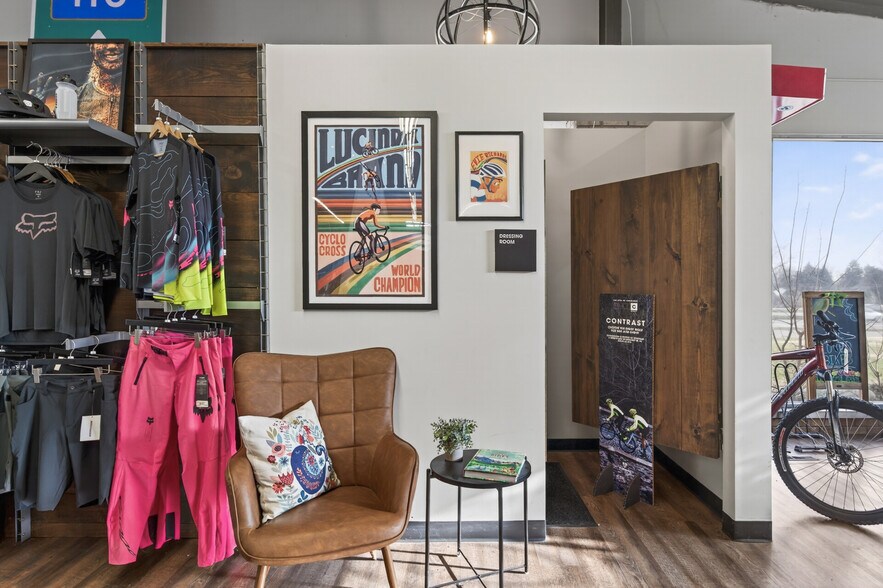 More Photos Of 1040 Dakota Dr, Mendota Heights Freestanding For Sale