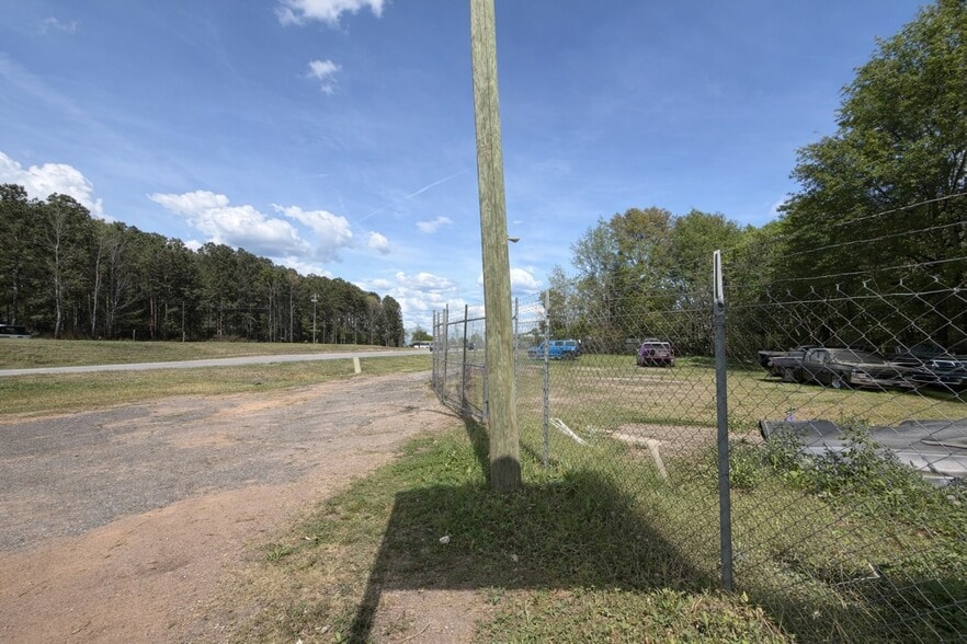 More Photos Of 6911 GA-72, Colbert Specialty For Sale