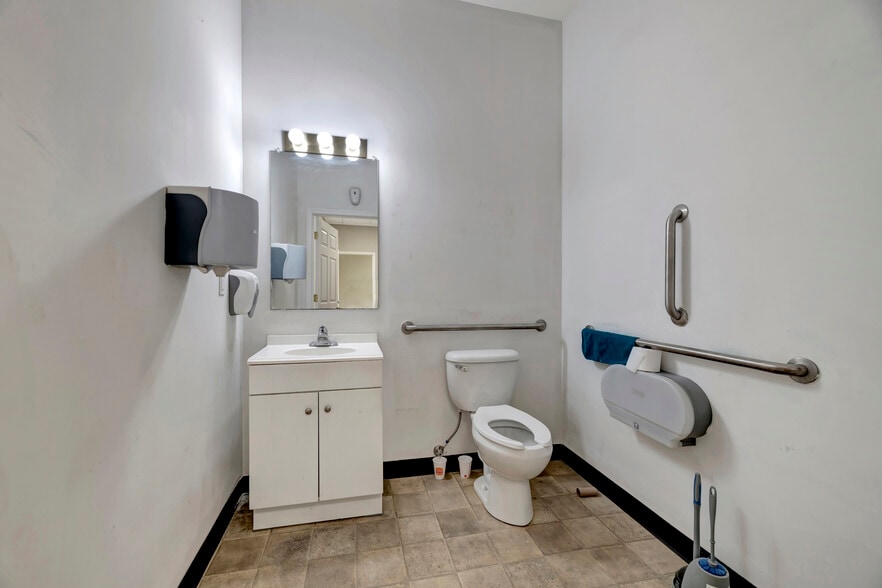 More Photos Of 28-30 W Ayre St, Wilmington Showroom For Lease