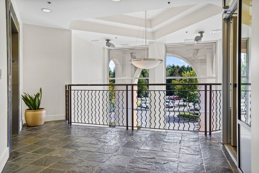 More Photos Of 6902 SE Lake Rd, Milwaukie Medical For Lease