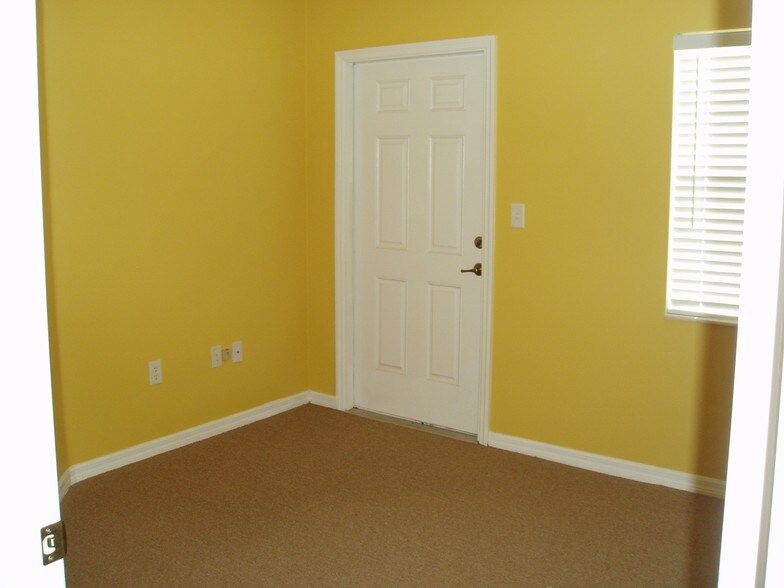 More Photos Of 13630-13632 W Hillsborough Ave, Tampa Medical For Sale