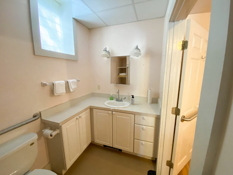 More Photos Of 166 Whiskeag Rd, Bath Specialty For Sale