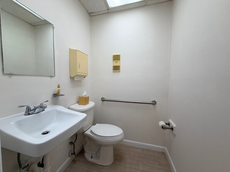 More Photos Of 6725 Cedarridge Dr, Zephyrhills Medical For Lease