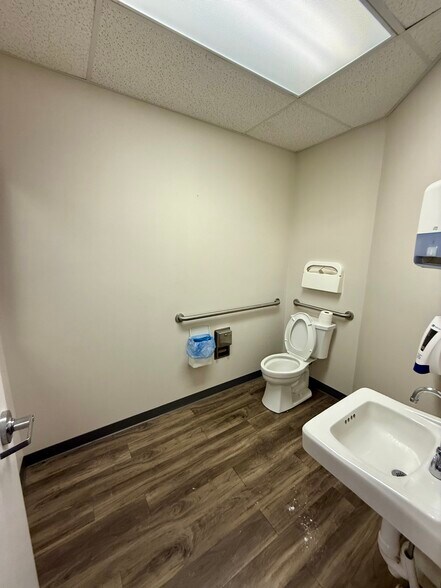 More Photos Of 326 E High St, Potosi Office For Sale