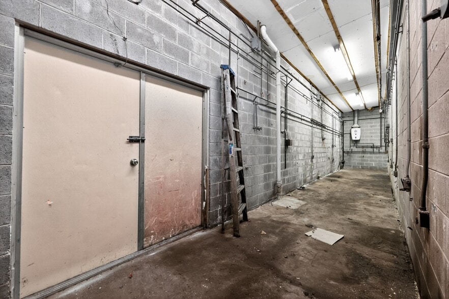 More Photos Of 514 E King Rd, Malvern Storefront Retail Office For Sale