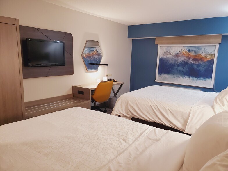 More Photos Of 3695 PA-31 East, Donegal Hotel For Sale