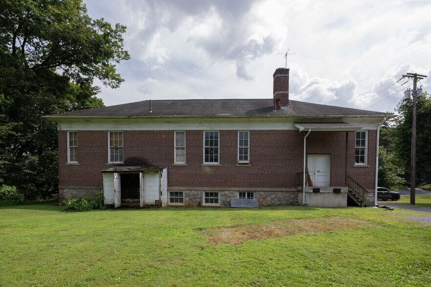 More Photos Of 2333 Northwood Ave, Easton Light Manufacturing For Sale