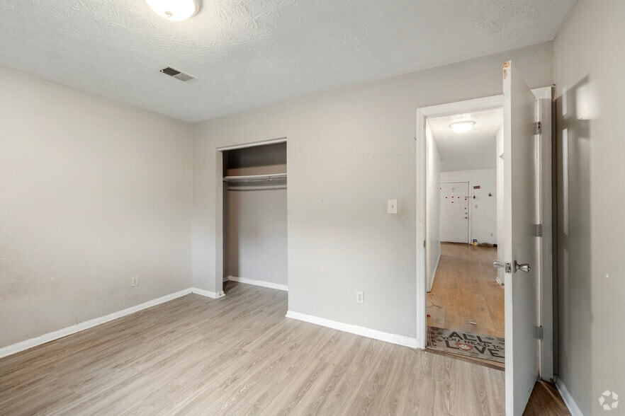 More Photos Of 2045 Cambridge Dr, Lexington Apartments For Sale