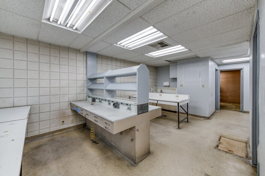 More Photos Of 446 W Shaw Ave, Fresno Office For Sale