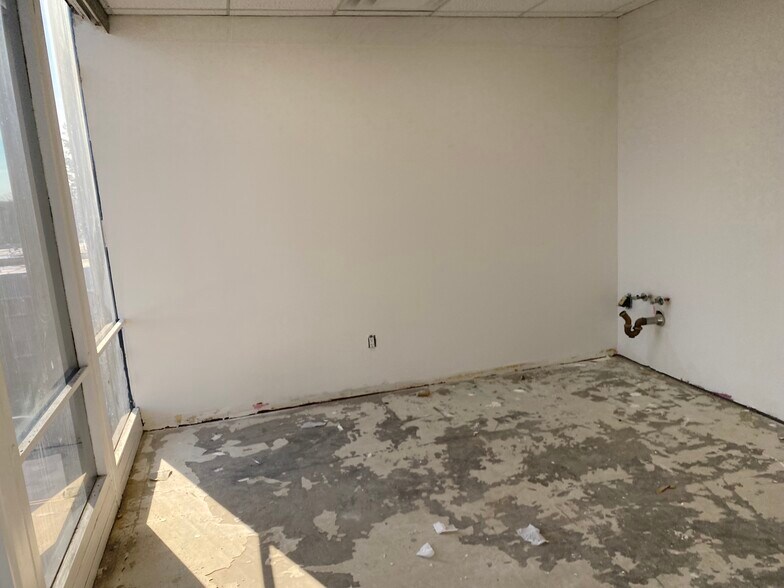 More Photos Of 371 Merrick Rd, Rockville Centre Office For Lease