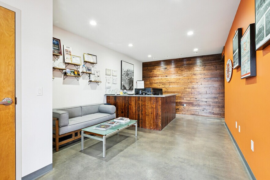 More Photos Of 326 Almedia Rd, Saint Rose Warehouse For Lease