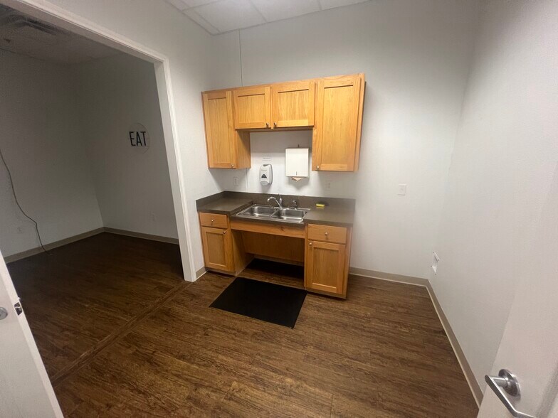 More Photos Of 3202 S W S Young Dr, Killeen Medical For Lease