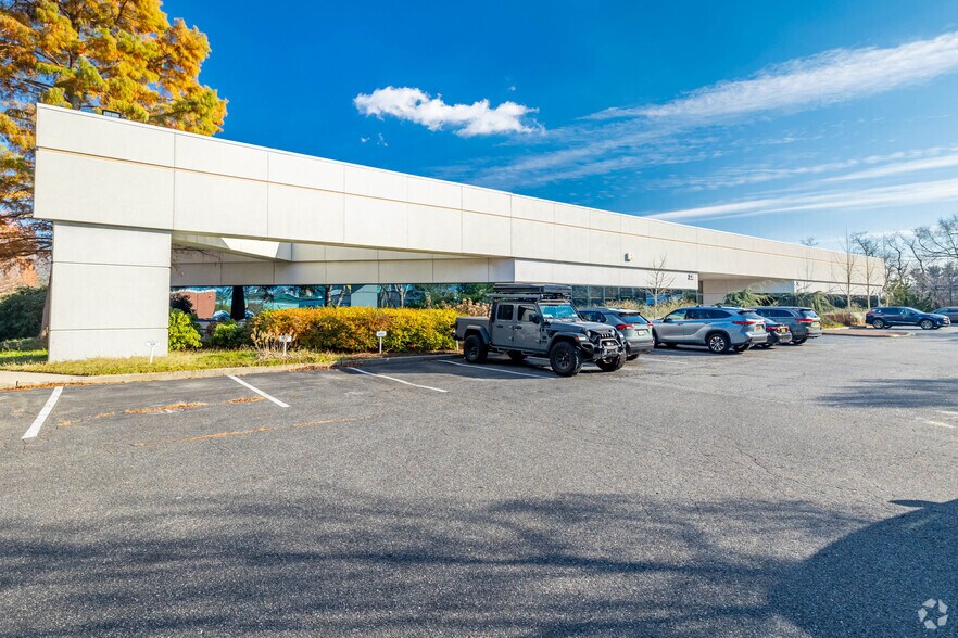 More Photos Of 300-360 Crossways Park Dr, Woodbury Office For Lease