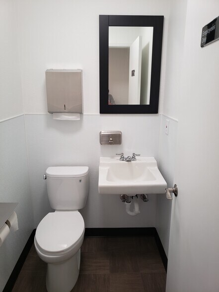 More Photos Of 15325 Highway 99, Lynnwood Office For Lease