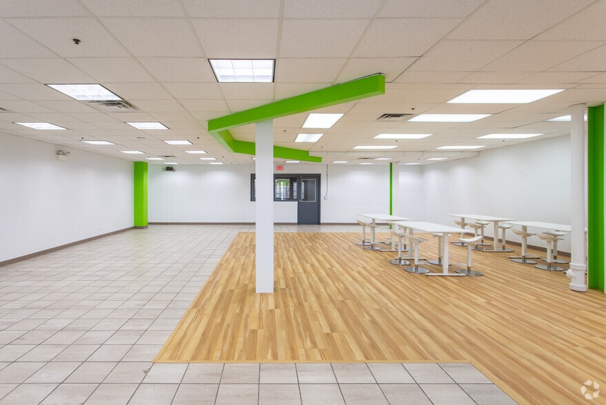 More Photos Of 7080 N Mccormick Blvd, Lincolnwood Warehouse For Lease