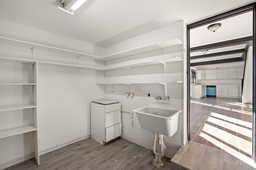 More Photos Of 1825 Baker St, Bakersfield Specialty For Sale