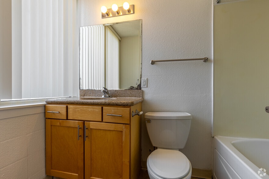 More Photos Of 1001 University Ave, Lubbock Apartments For Lease