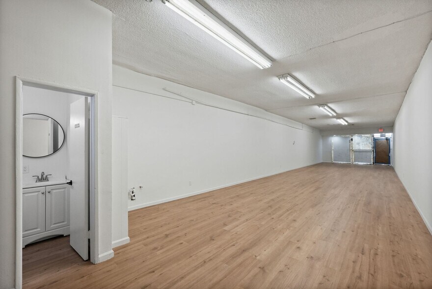 More Photos Of 19621-19623 1/2 Ventura Blvd, Tarzana Storefront Retail Residential For Sale