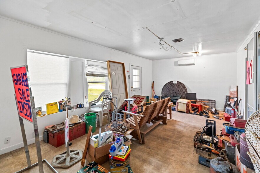 More Photos Of 805 N Magnolia Ave, Luling Flex For Sale