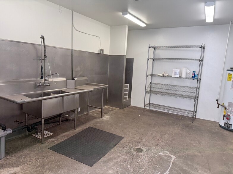 More Photos Of 1632 NW Thurman St, Portland Showroom For Sale