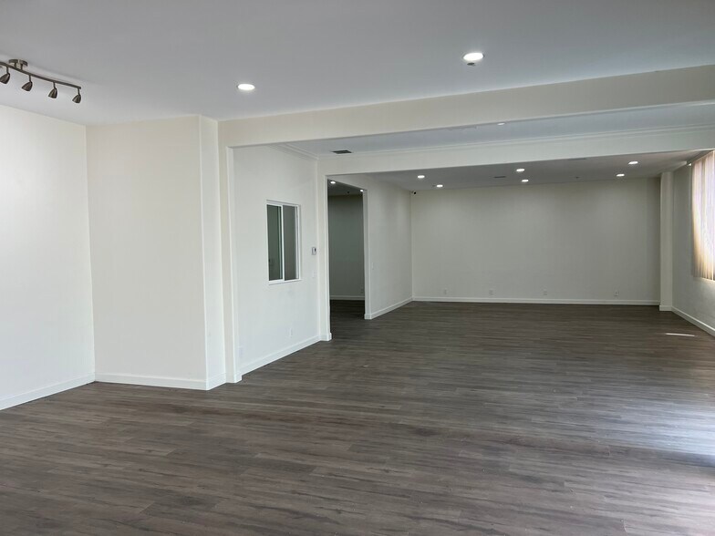 More Photos Of 3111 E Miraloma Ave, Anaheim Warehouse For Lease