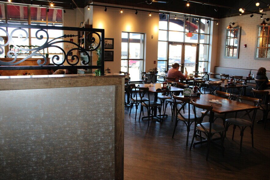 More Photos Of 13366-13386 Metcalf Ave, Overland Park General Retail For Lease