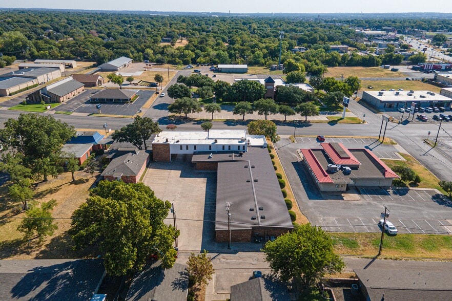 More Photos Of 207 N Ridgeway Dr, Cleburne Office For Sale
