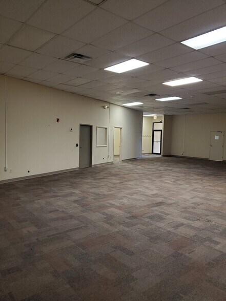 More Photos Of 3361 Melrose Ave NW, Roanoke Light Distribution For Lease