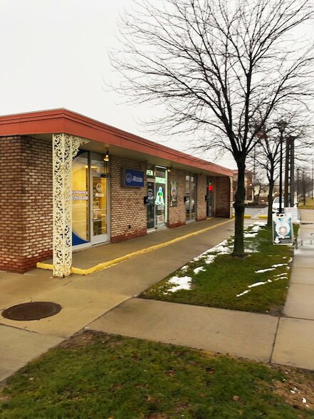 More Photos Of 16744-16750 E 14 Mile Rd, Fraser Freestanding For Lease