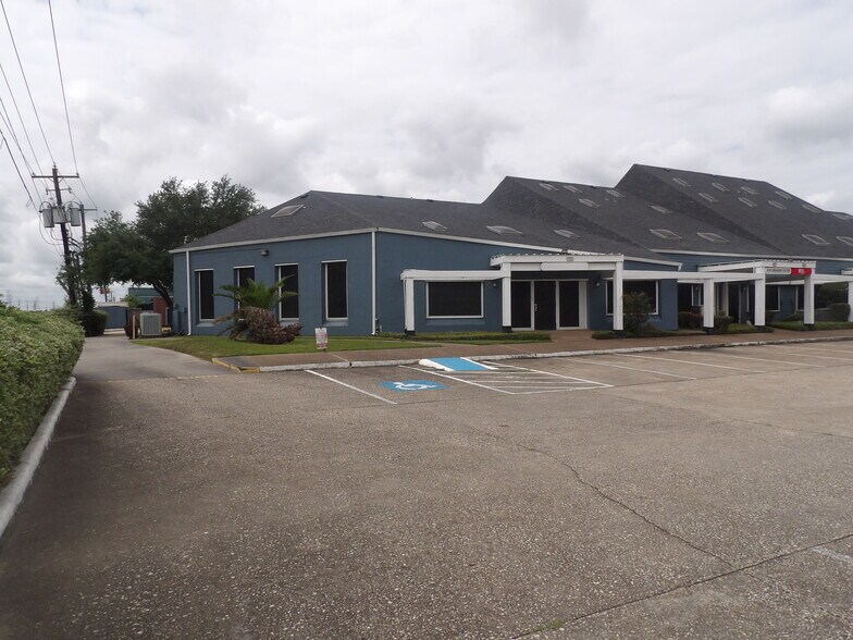 More Photos Of 17300 Saturn Ln, Houston Medical For Lease