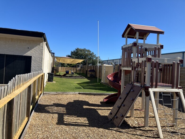 More Photos Of 2020 Anders Ln, Kemah Flex For Lease