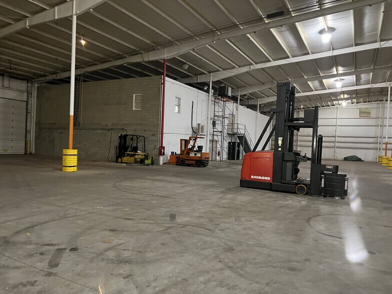 More Photos Of 102 N Sundale Rd, Norwich Warehouse For Lease