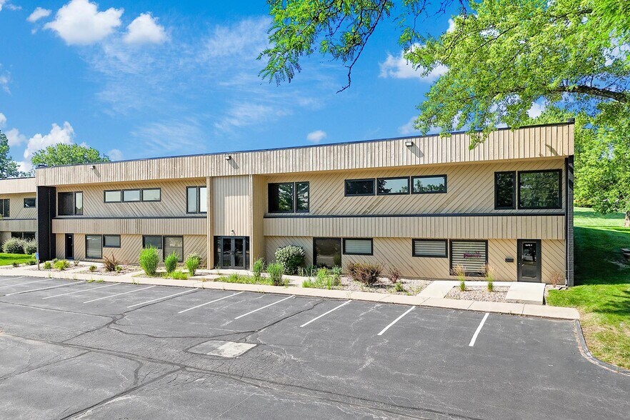 More Photos Of 2600 72nd St, Urbandale Office For Lease