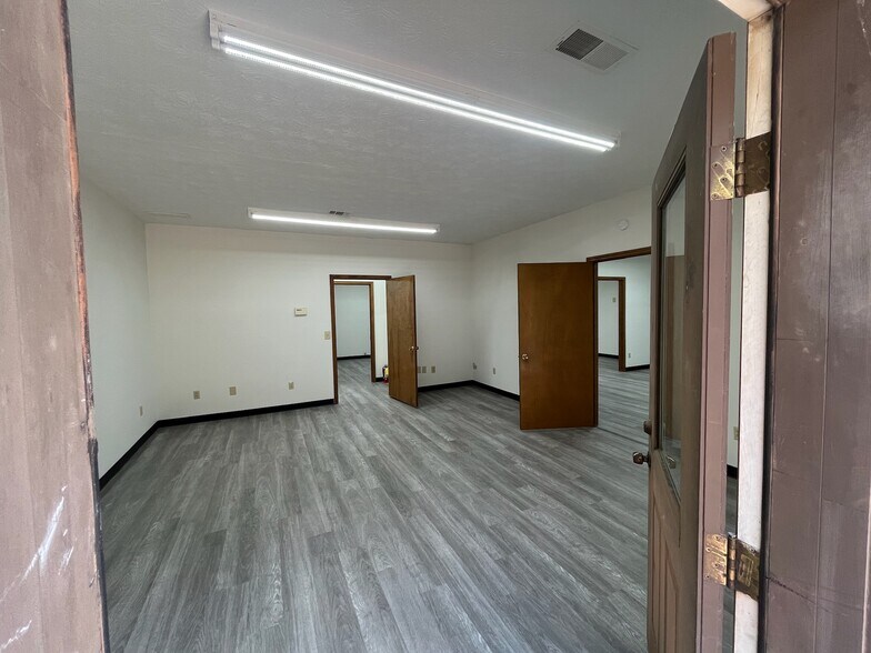 More Photos Of 109 Elliott Industrial Dr, Woodstock Flex For Lease