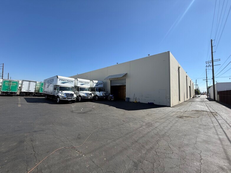 More Photos Of 8929 Oso Ave, Chatsworth Manufacturing For Lease