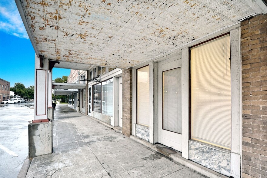 More Photos Of 109-111 N River St, Seguin Office For Lease