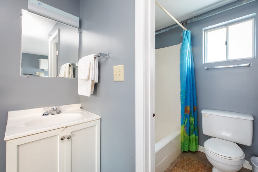 More Photos Of 198 Ashworth Ave, Hampton Hotel For Sale